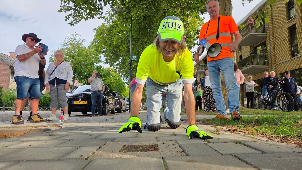 Jos (76) kruipt dwars door Schijndel (foto: Noël van Hooft).