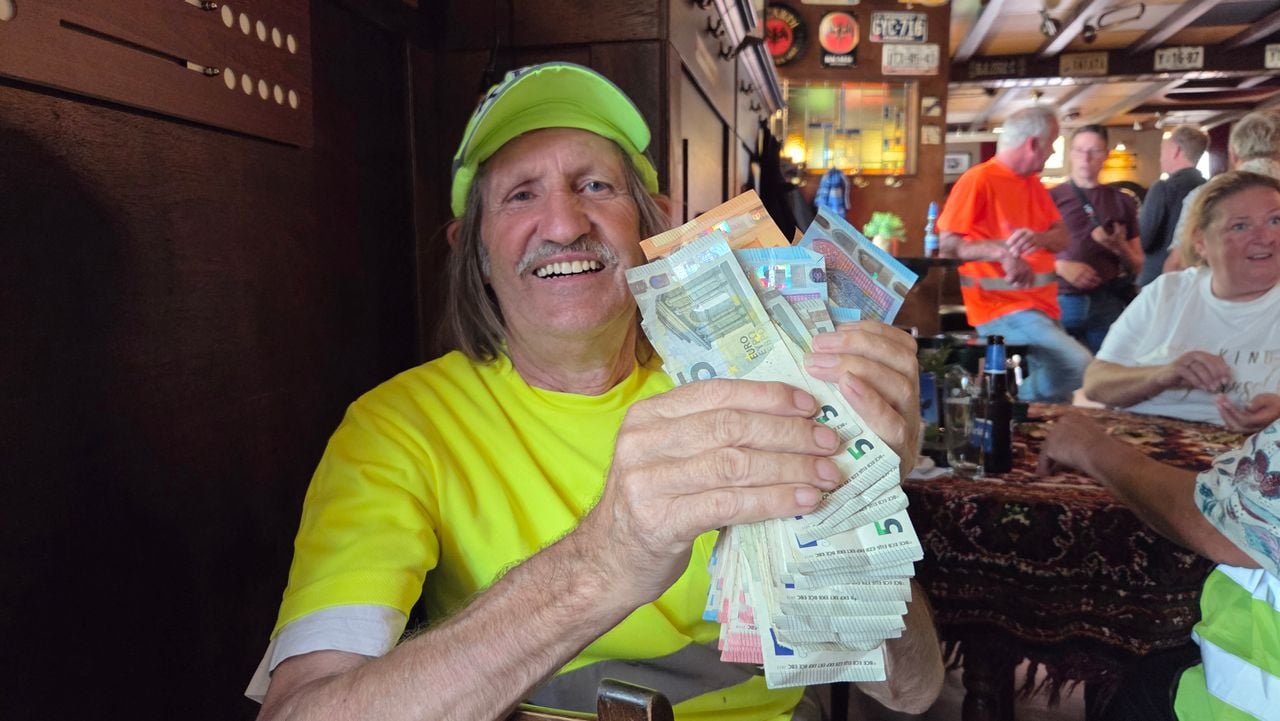 Jos (76) haalde kruipend ruim 1400 euro op (foto: Noël van Hooft).