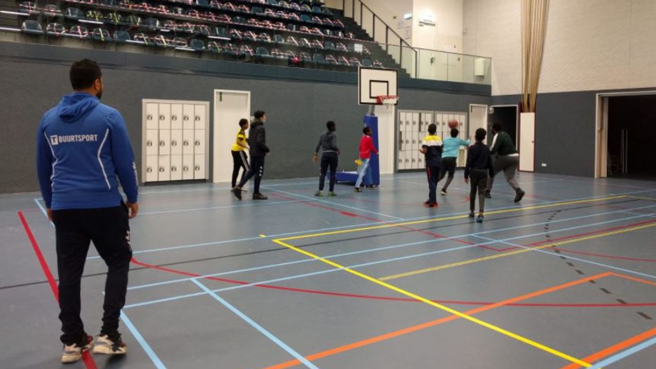 De jongeren leren bij het sporten ook hoe ze samen moeten werken (foto: Malini Witlox).