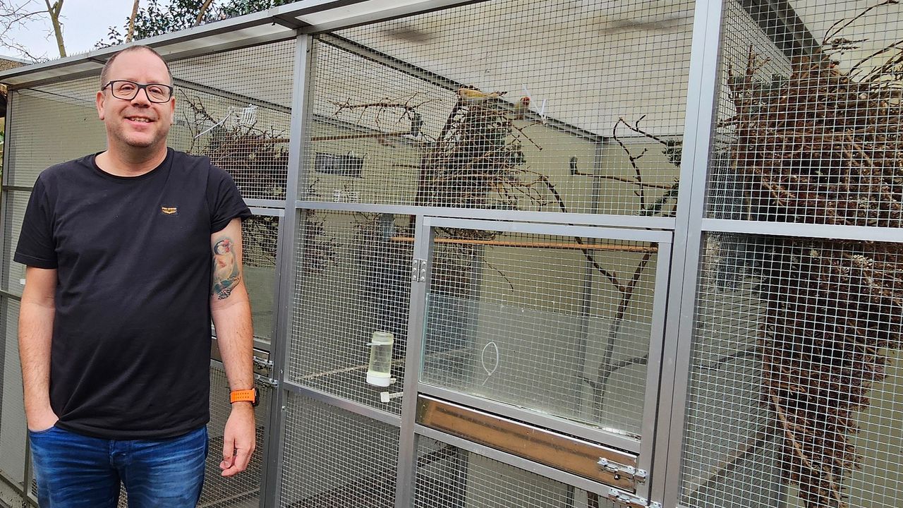 Geraldo bij de volière (foto: Geraldo Mutzers).