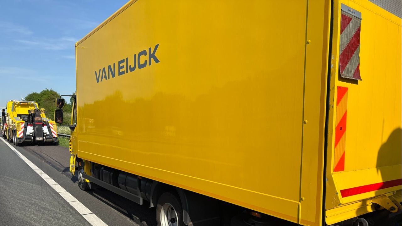 Het bergen van de vrachtwagen en dieseltanker (foto: Weginspecteur Ivo).