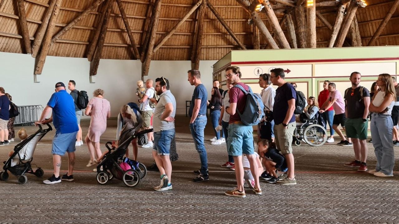 Mensen staan op de rode lijnen te wachten