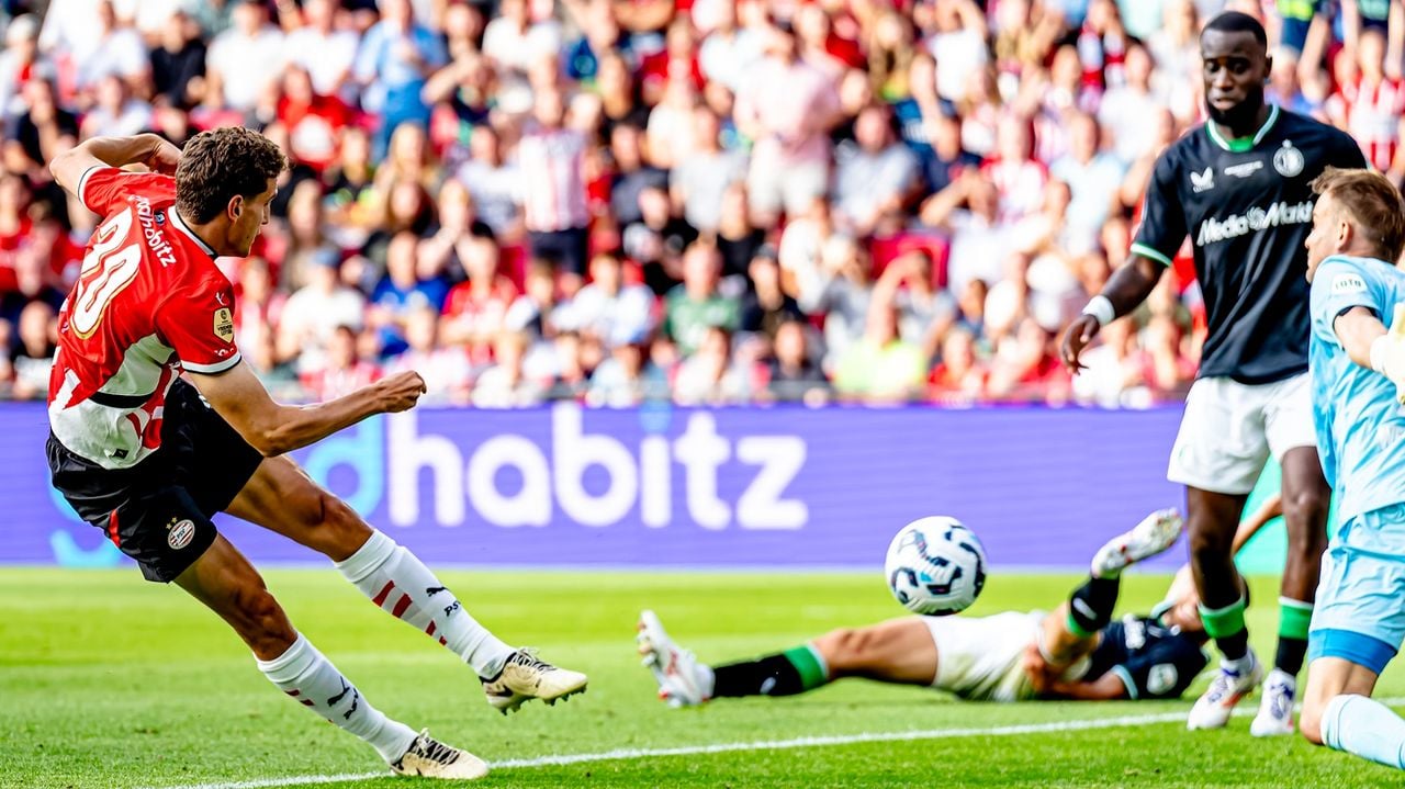 Guus Til scoort de 3-3 in de Johan Cruijff Schaal (foto: Marcel van Dorst).