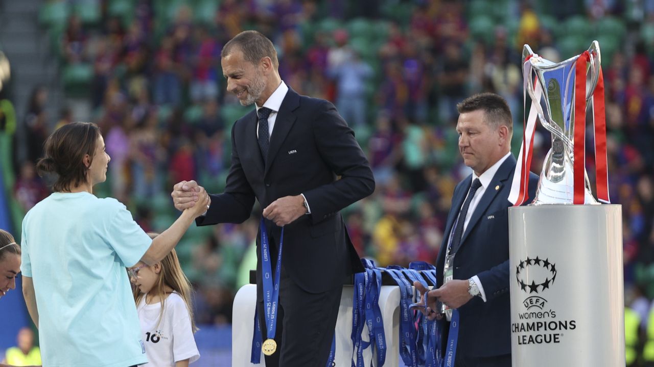 Renée Slegers krijgt de felicitaties van UEFA-baas Aleksander Ceferin (foto: EPA/Miguel A. Lopes, via ANP).