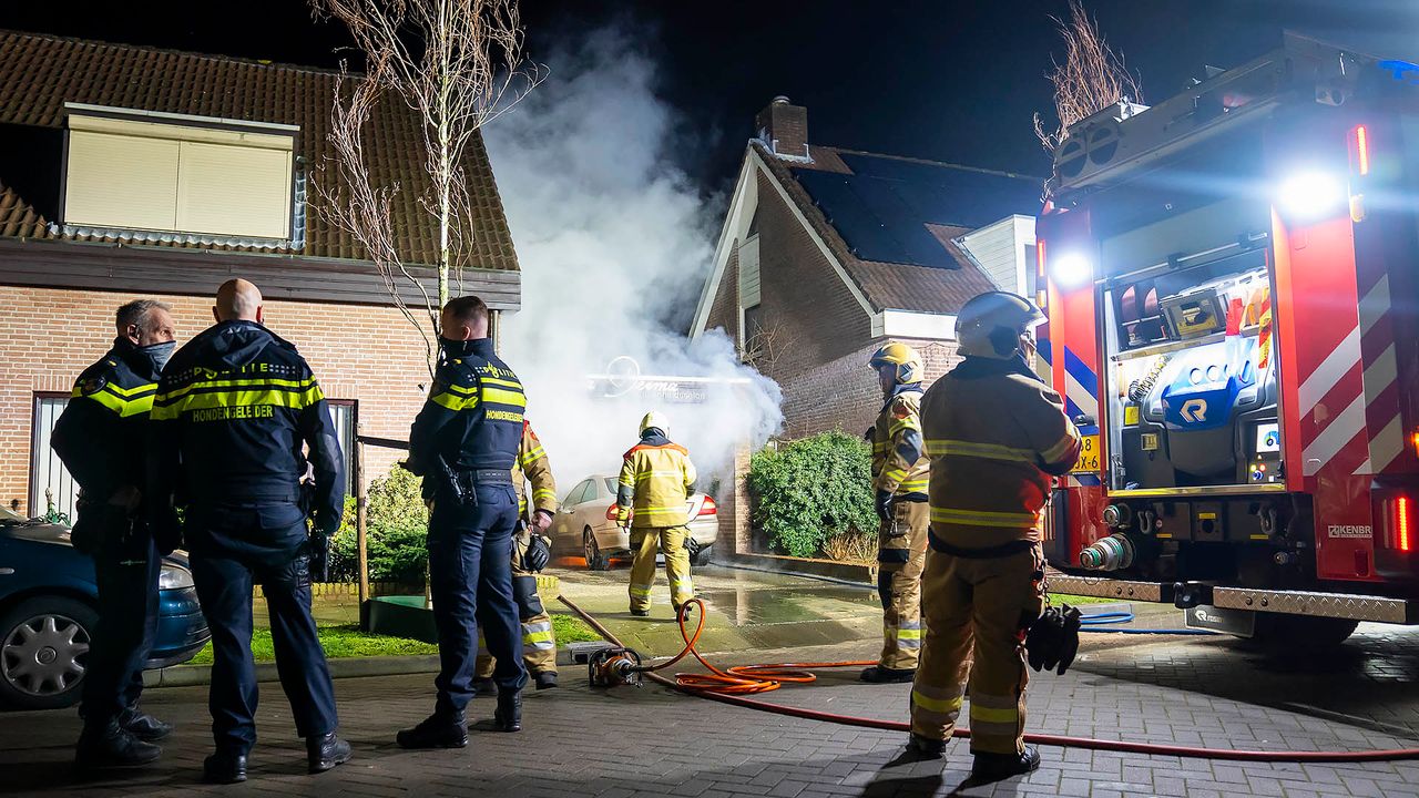 Politie en brandweer bij het huis aan de Venusstraat in Oss (foto: Gabor Heeres/SQ Vision).