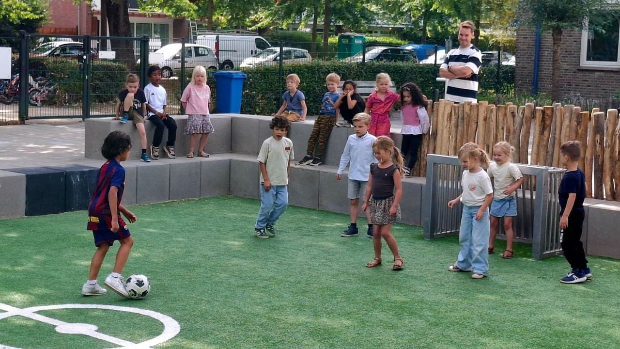 Murphy (in het Bracelona-shirt) voetbalt met klasgenootjes (foto: Leon Voskamp).