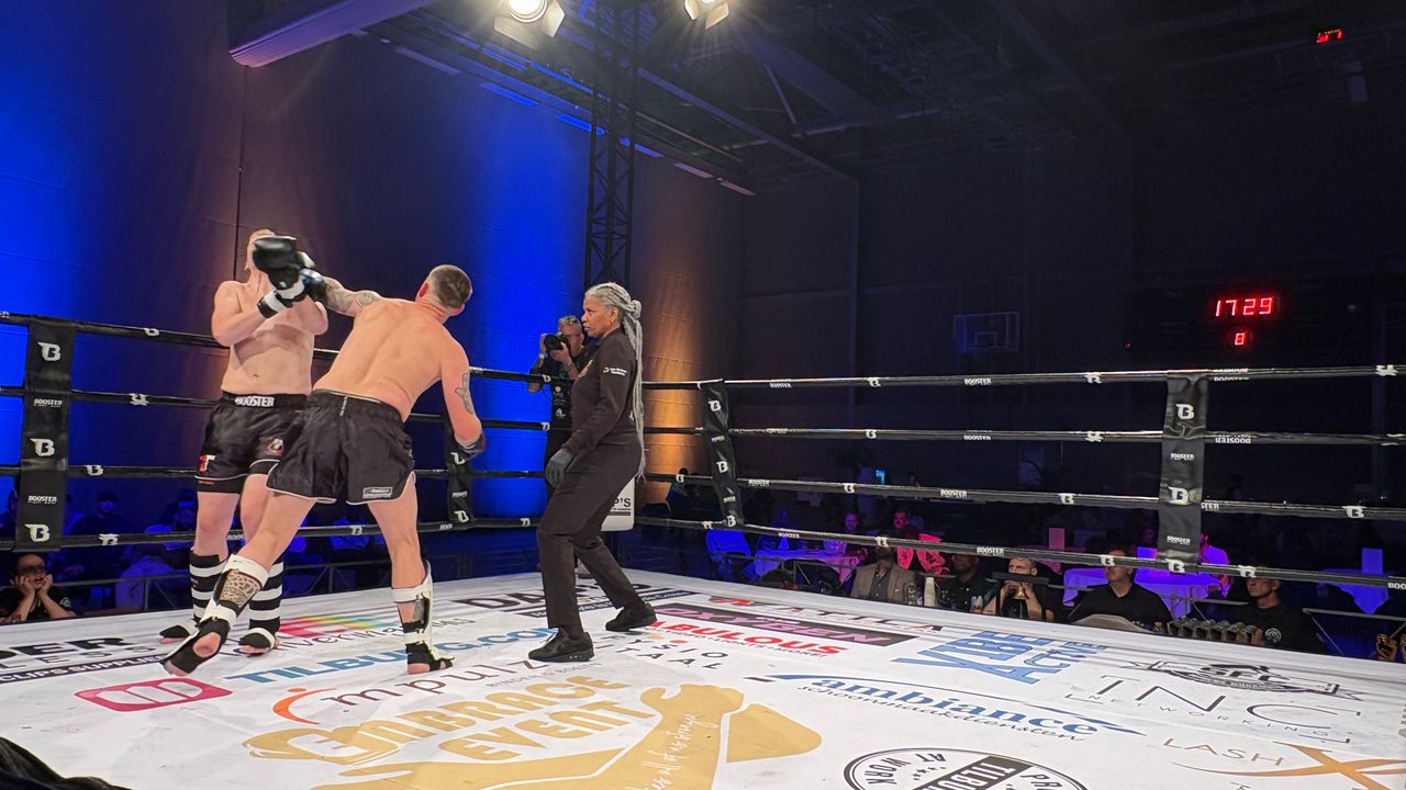 Joris deelt tijdens zijn wedstrijd niet alleen klappen uit, maar moet ze ook incasseren (Foto: Imke van de Laar)