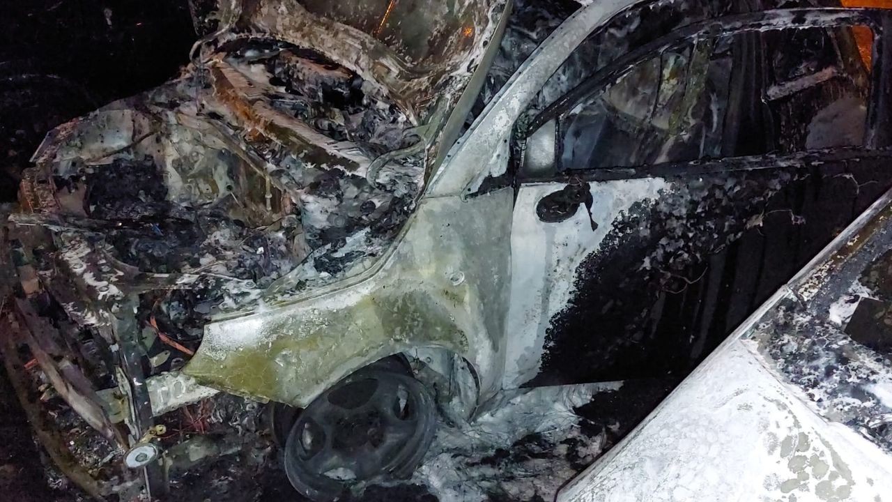 De auto's werden volledig in de as gelegd (foto: Thom van der Zeijl).