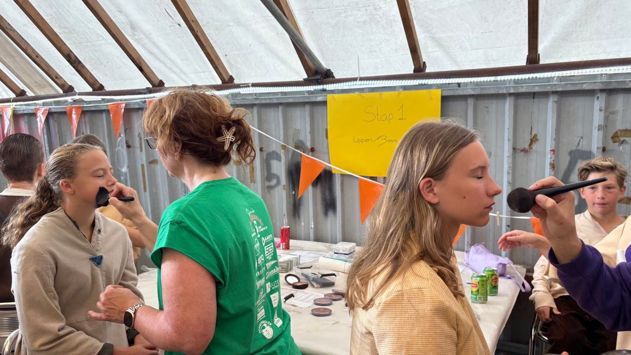 Ook de acteurs maken zich klaar voor de theaterparade (Foto: Imke van de Laar) 