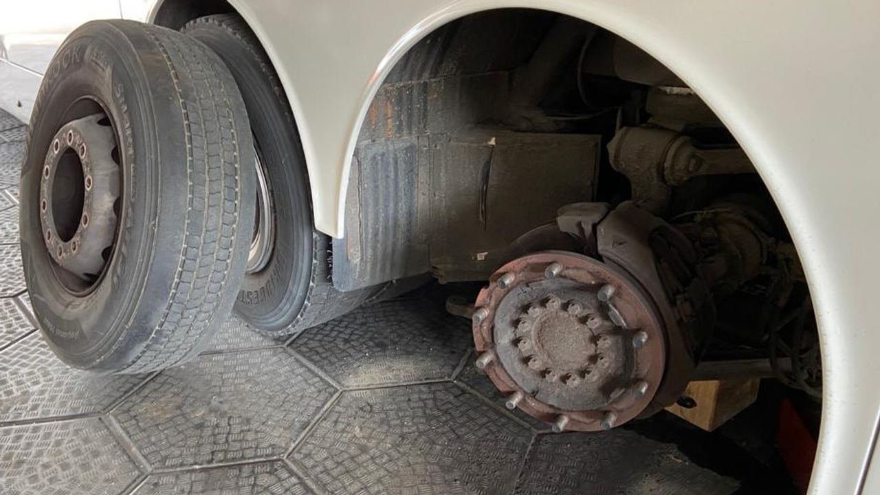 De 'vierkante' wielen van de touringcar worden vervangen (foto: Erik Peeters).