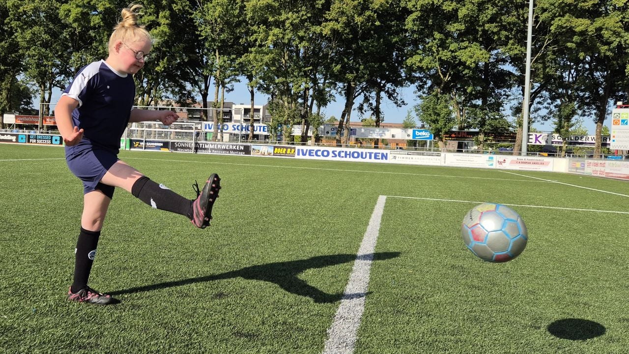 Op het voetbalveld van GRC 14 in Giessen, is Norah helemaal in haar element (foto: Niek de Bruijn).