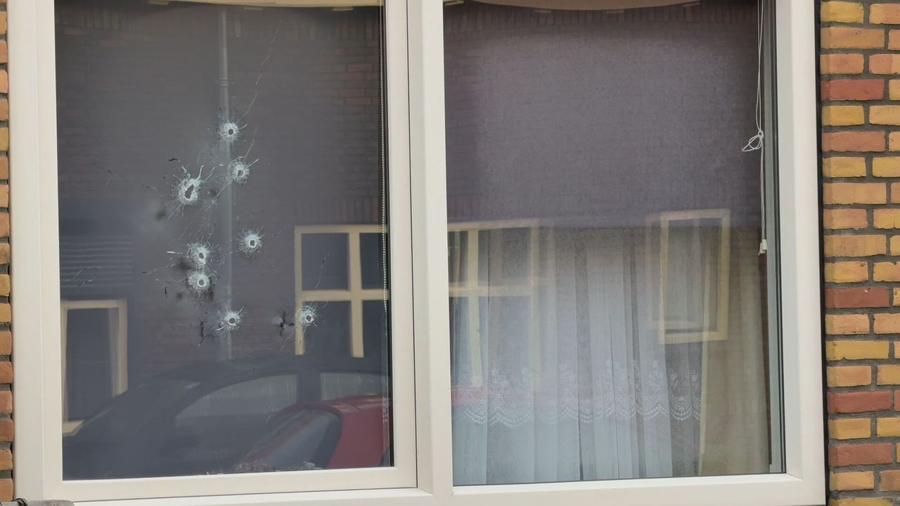 De woning aan de Jan Stevensstraat werd acht keer onder vuur genomen (foto: Omroep Brabant).