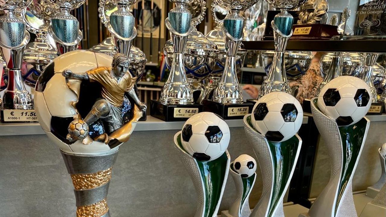 Vooral voetbalbokalen zijn nu veel gevraagd (foto: Erik Peeters)