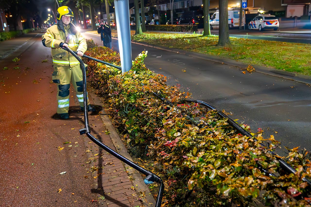 De automobiliste nam bij de crash een hele railing mee (foto: Gabor Heeres/SQ Vision).