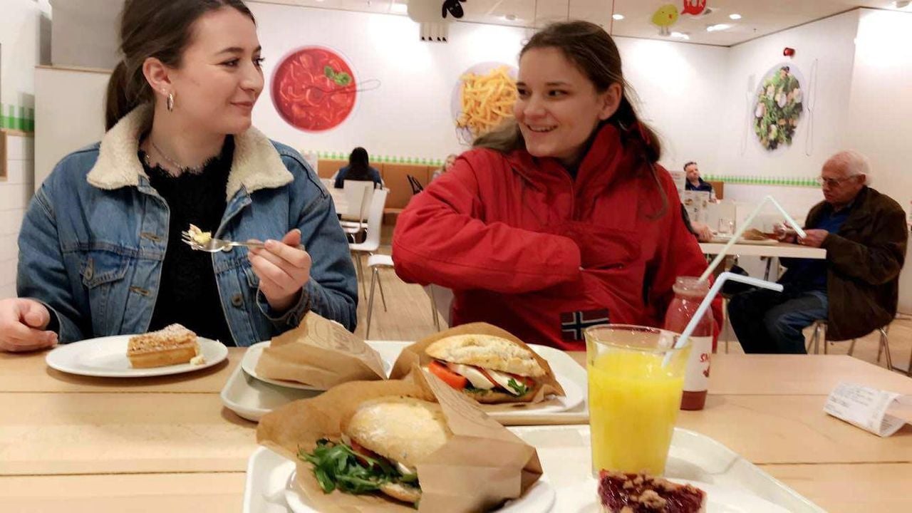 Floor (links) met één van haar vriendinnen (foto: privé).