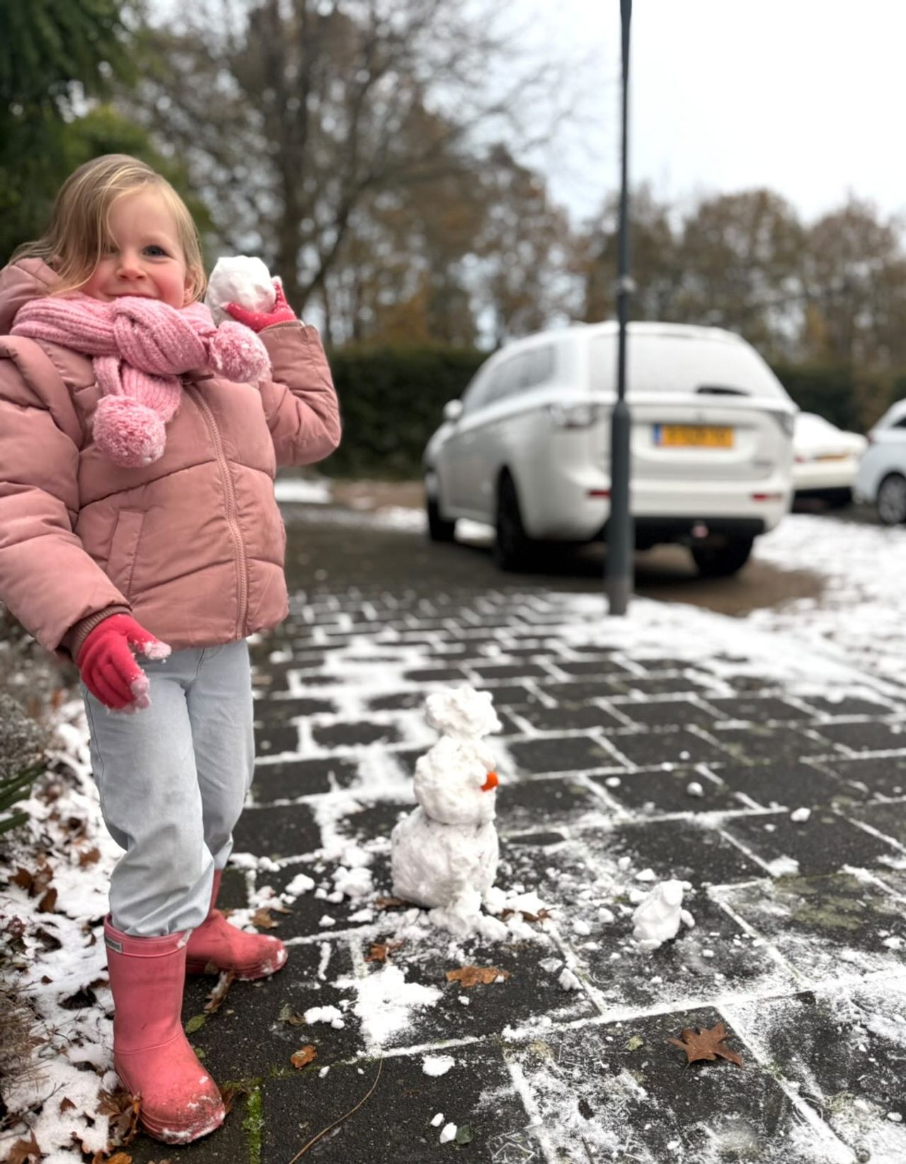 In Vught viel net voldoende sneeuw zodat Julie zondagochtend een kleine sneeuwpop kon maken.