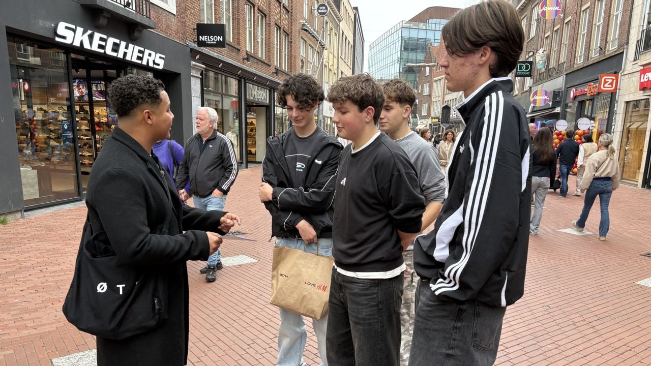 Joshua Oguaju weet vier jongeren te overtuigen om op hem te stemmen (foto: Wilco Zonneveld).