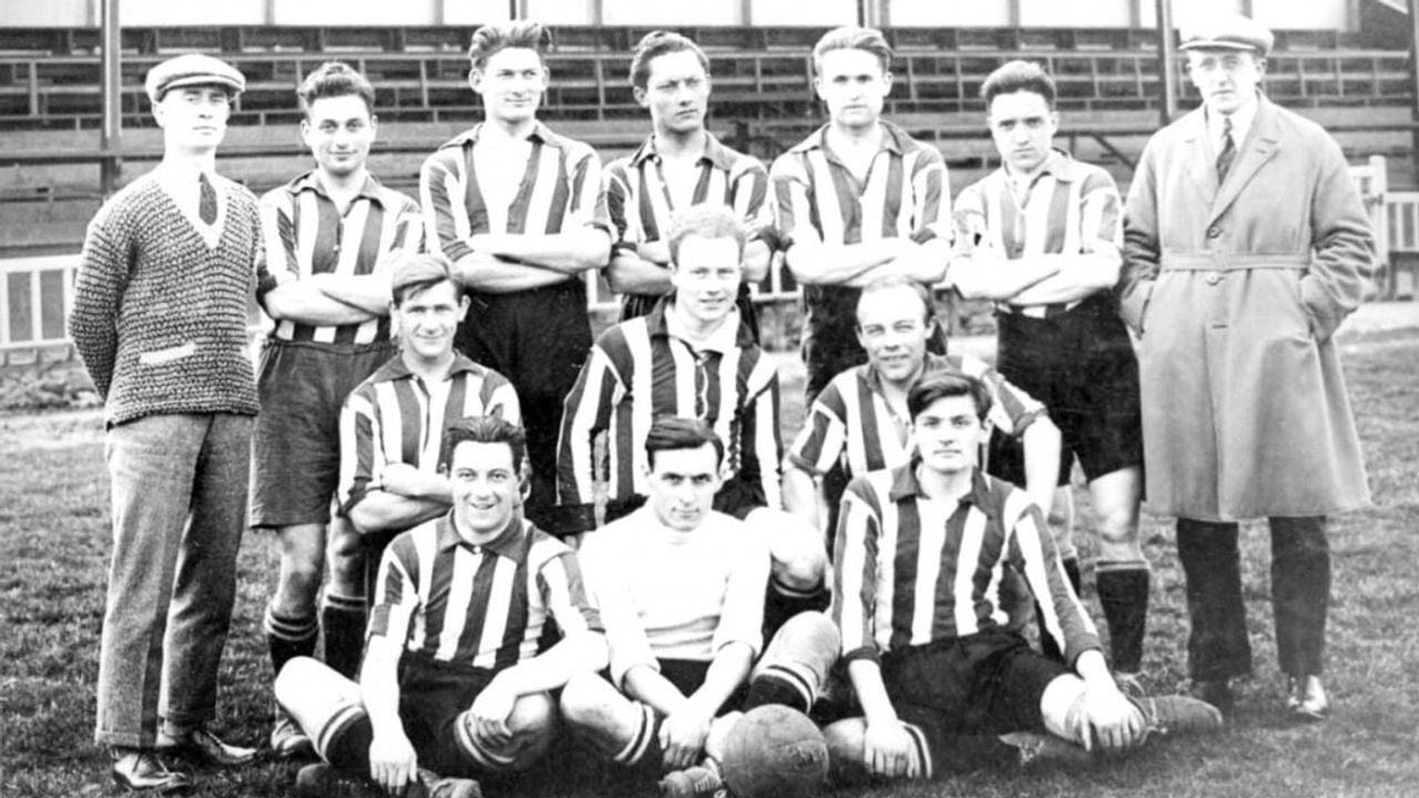 Een van de PSV-spelers die tijdens de Tweede Wereldoorlog om het leven kwam, is Salomon Hertzberger, tweede van links, bovenste rij. Hij kwam in Auschwitz om het leven. (Foto via Joris Kaper uit boek 'PSV tijdens de Tweede Wereldoorlog').   