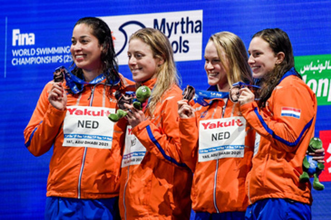 'Kromo' (links) na een van haar puike resultaten met een estafetteploeg (foto: BSR Agency).