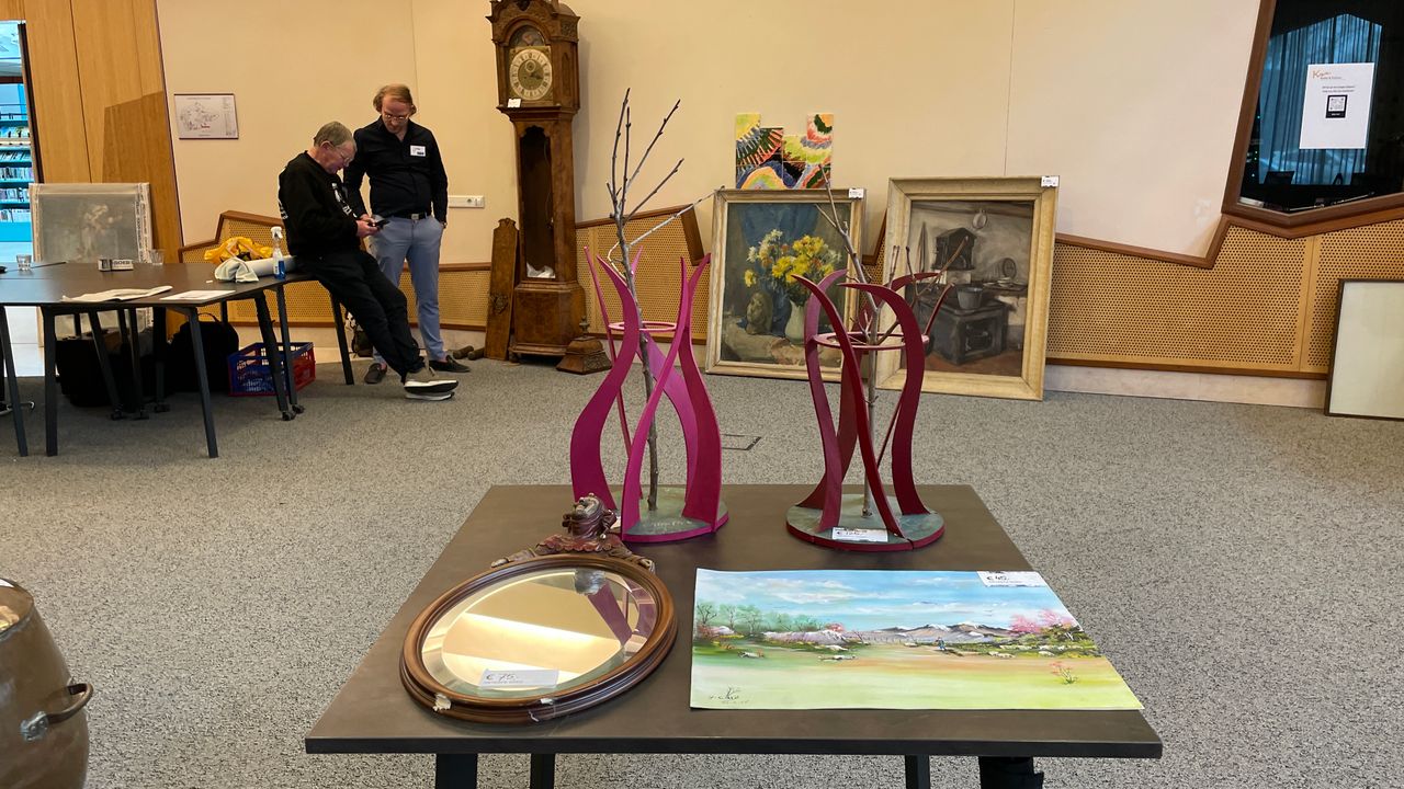 Allerlei kunstobjecten werden aangeboden (Foto: René van Hoof)