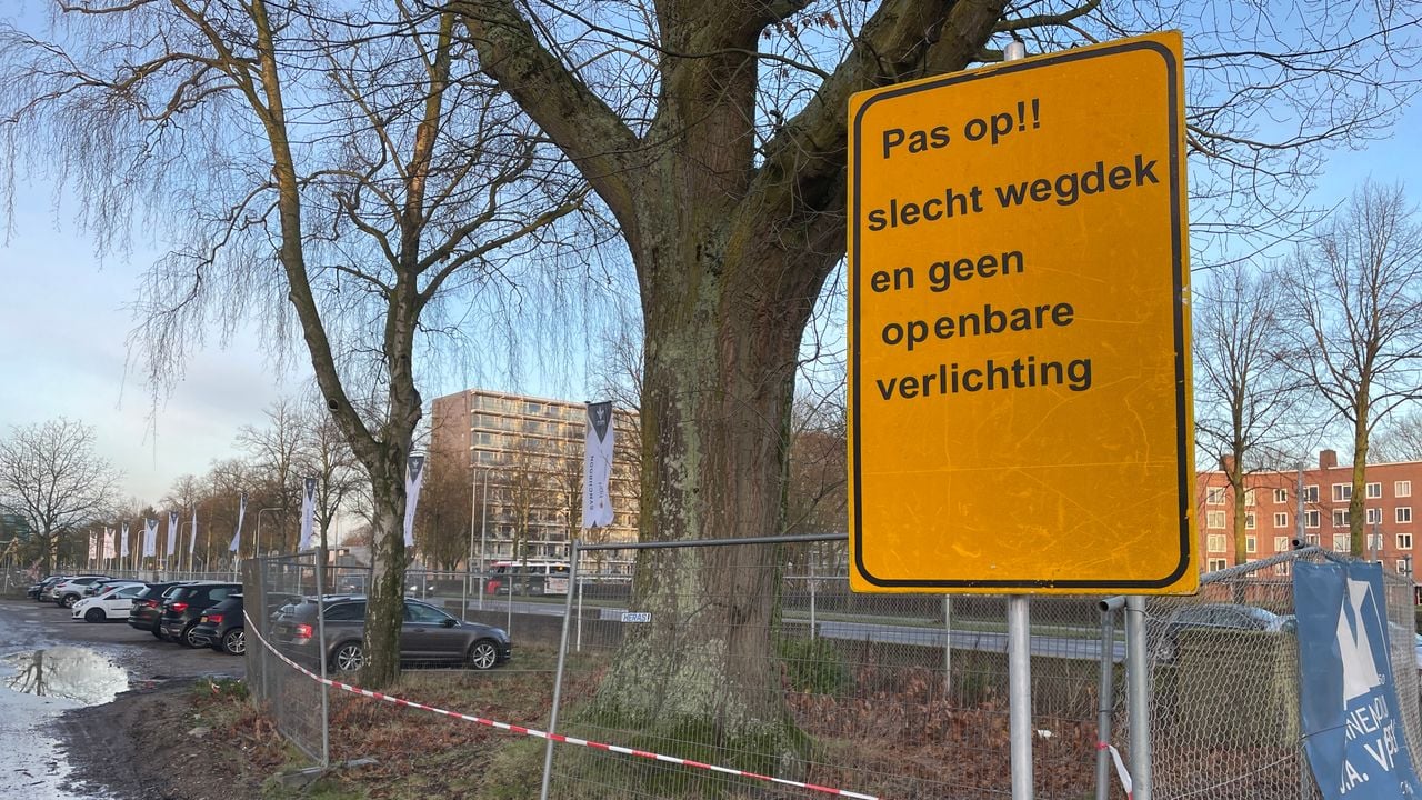De parkeerplaats vlakbij de school (Foto: René van Hoof)