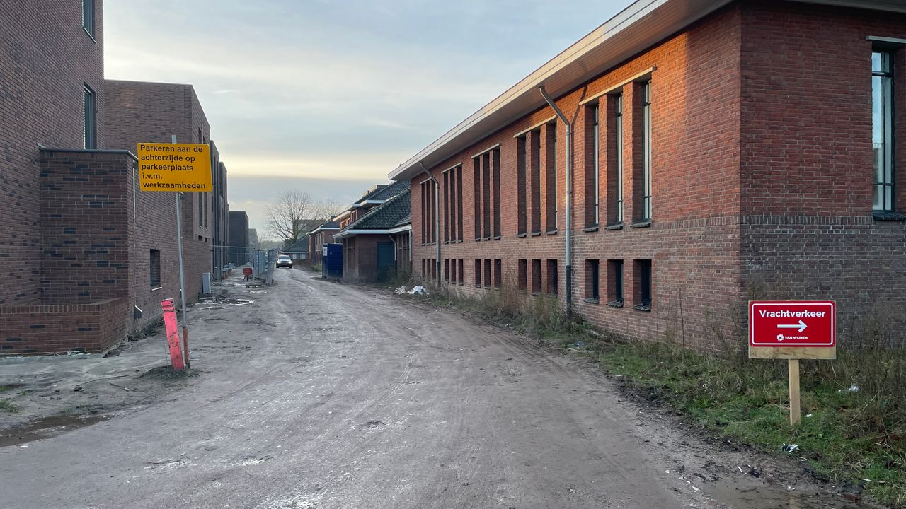 Modderige wegen bij de school (Foto: René van Hoof)