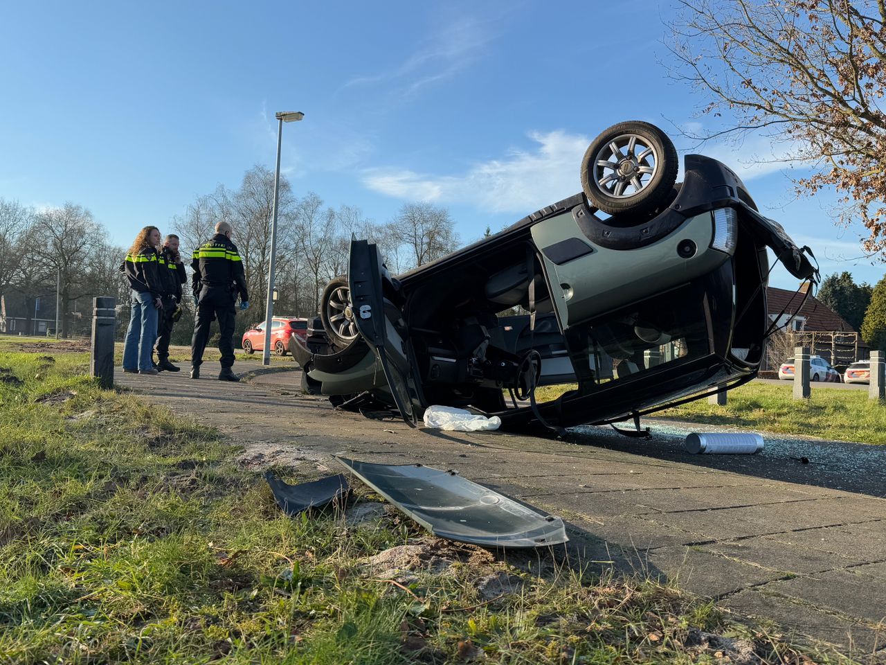 De brokstukken van de auto lagen op de stoep (foto: SQ Vision).
