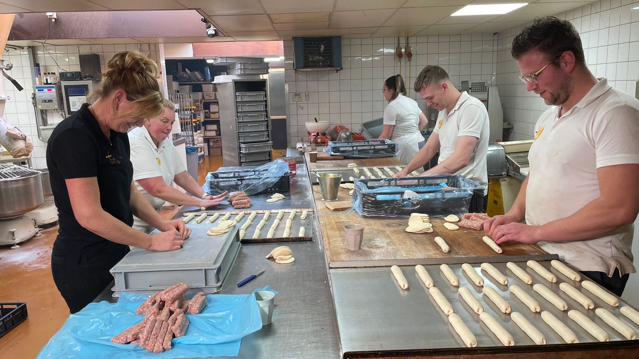 De worstenbroodjes worden bereid in de bakkerij (foto: René van Hoof).
