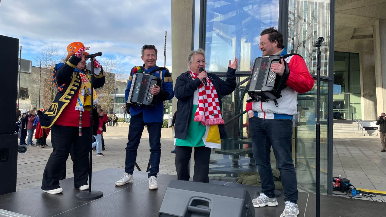 Christel de Laat moedigt de deelnemers aan (Foto: René van Hoof)