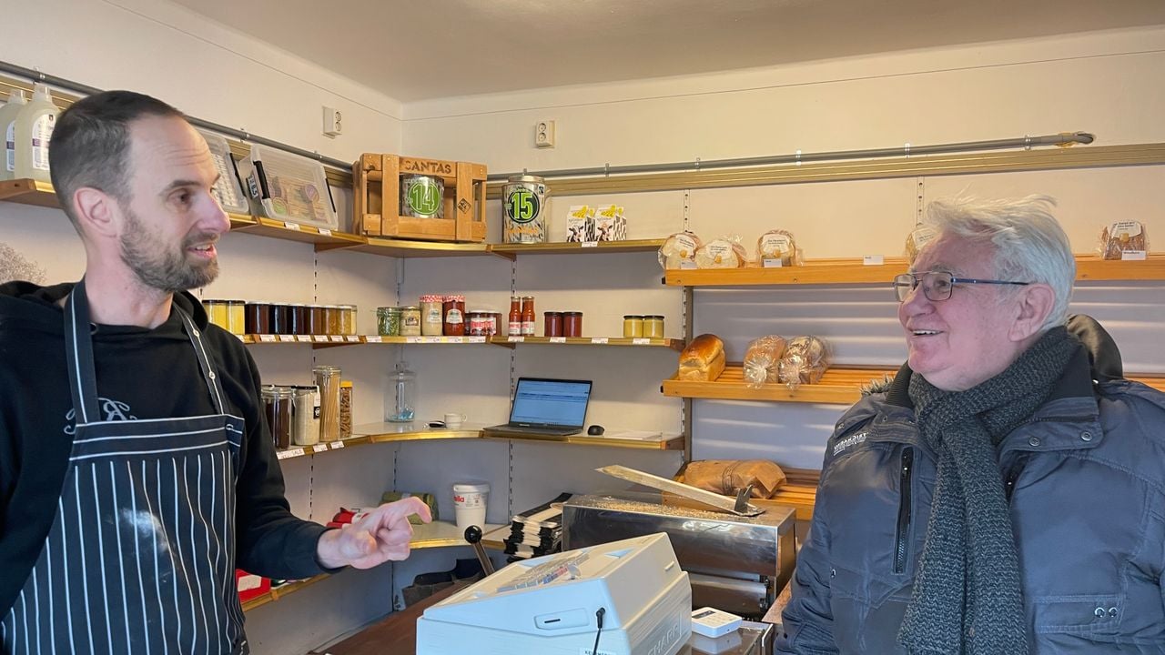Een praatje maken in de winkel (Foto: René van Hoof)