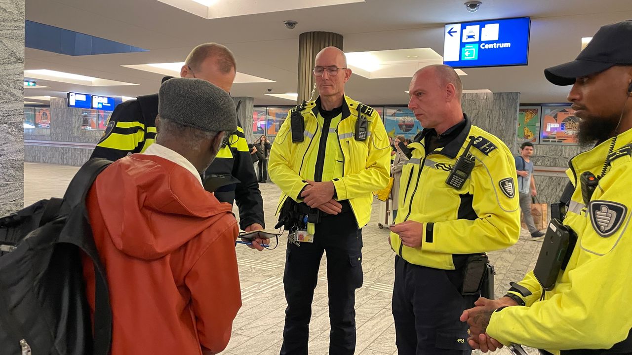 Controle op station Breda (foto: René van Hoof)