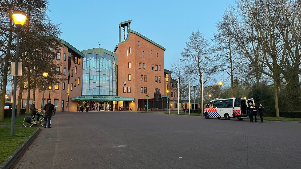 Het is rustig voor het gemeentehuis van Sint-Michielsgestel vlak voor de raadsvergadering (foto: Megan Hanegraaf).