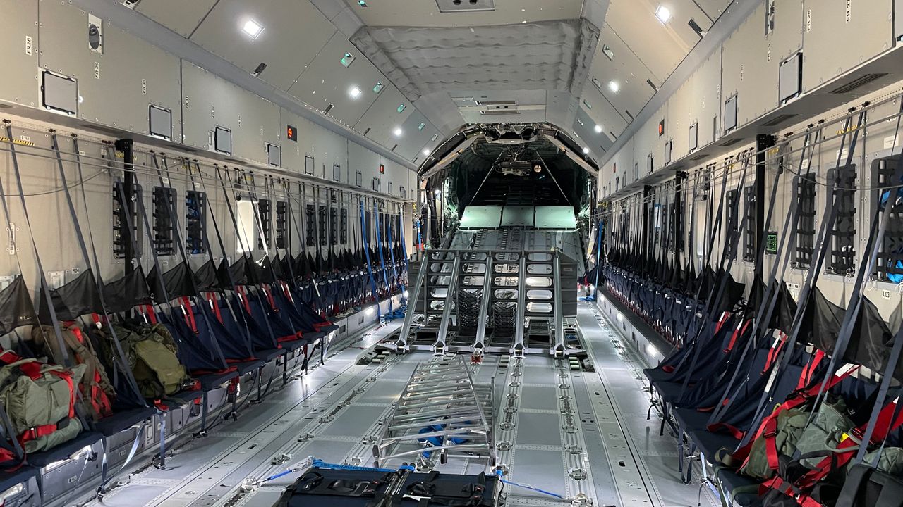 Een transportvliegtuig van binnen (foto: René van Hoof)