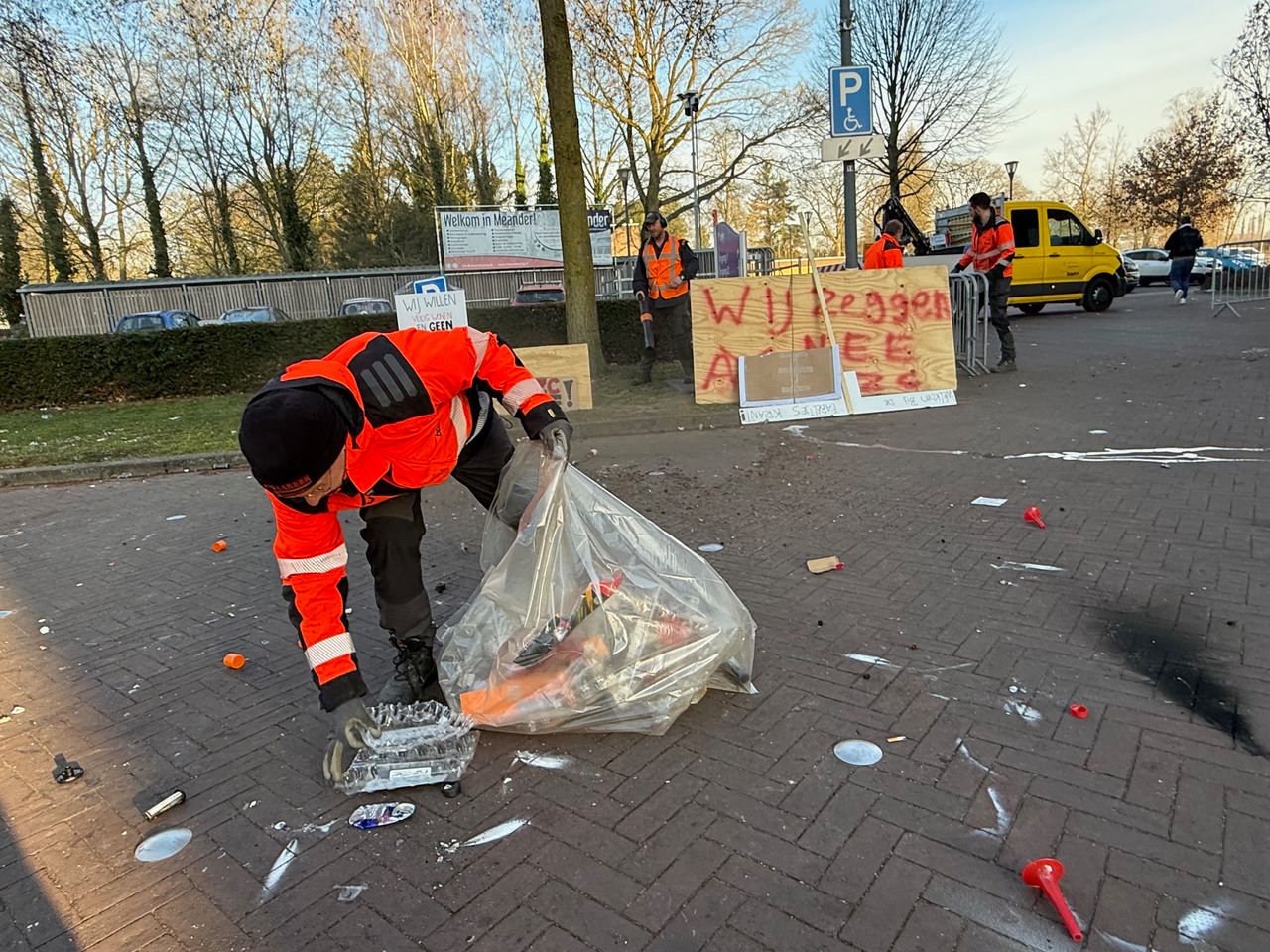 Opruimwerkzaamheden gestart (foto: Bart Meesters/Persbureau Heitink).