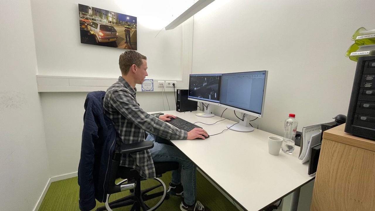 Gijs analyseert camerabeelden (foto: Raymond Merkx).