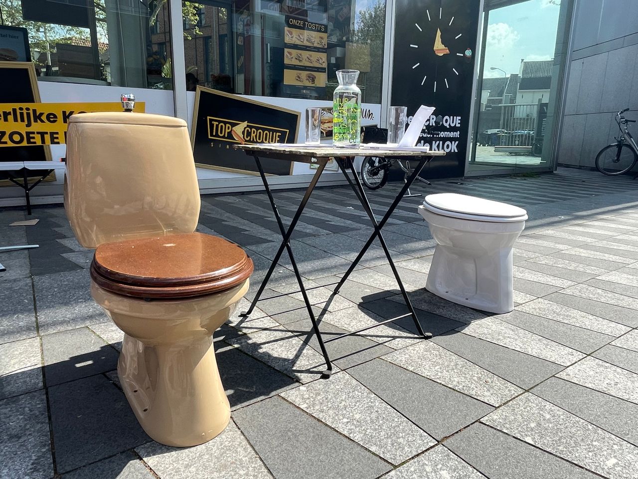 Deze en nog drie andere toiletten stonden op het plein (foto: Raymond Merkx).