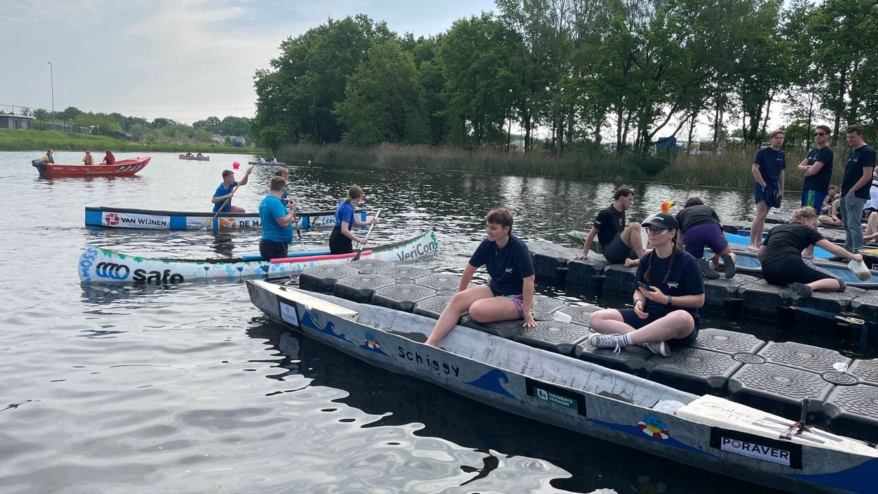Betonnen kano's varen af en aan