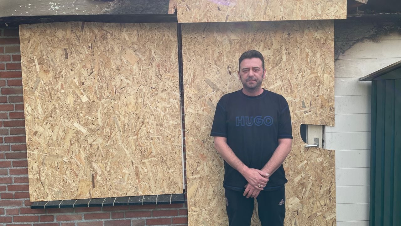 Roberto bij de uitgebrande garage (foto: René van Hoof)