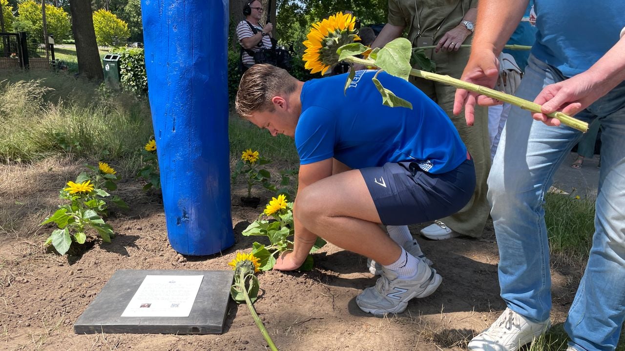 Bloemen ter nagedachtenis van Milou (foto: René van Hoof)