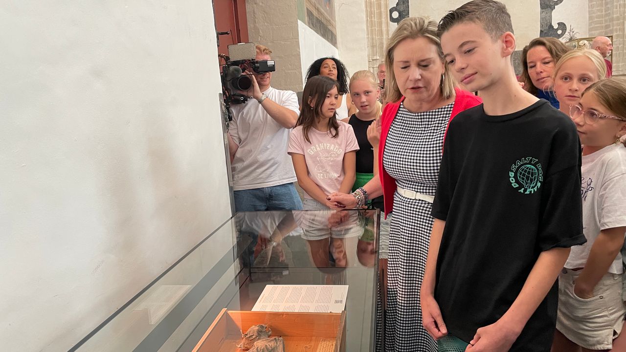 Winnaar Daan bij het kistje met de kat : (foto: René van Hoof)