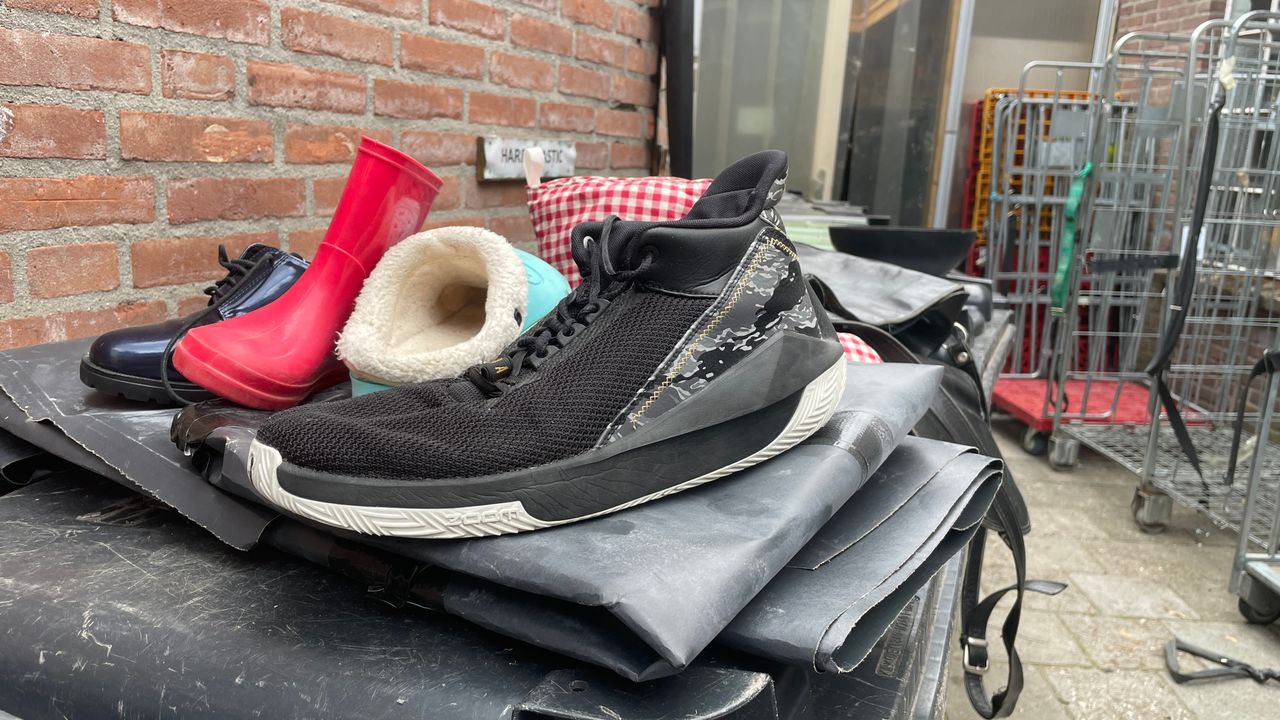 Kapotte schoenen (foto: René van Hoof).