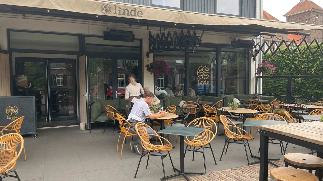 Het terras van De Linde (foto: René van Hoof)