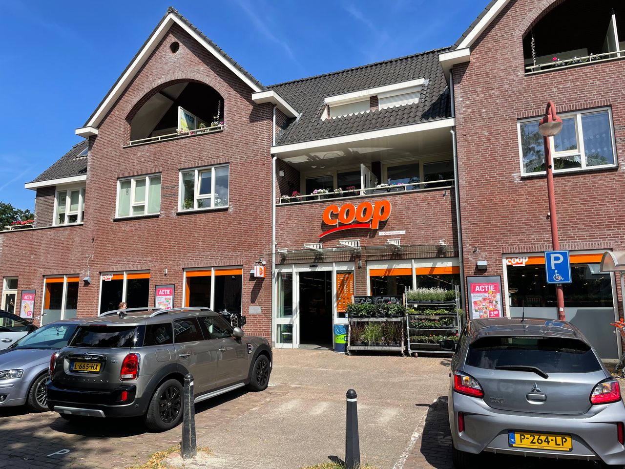 De letters prijken weer op de gevel (foto: Omroep Brabant). 