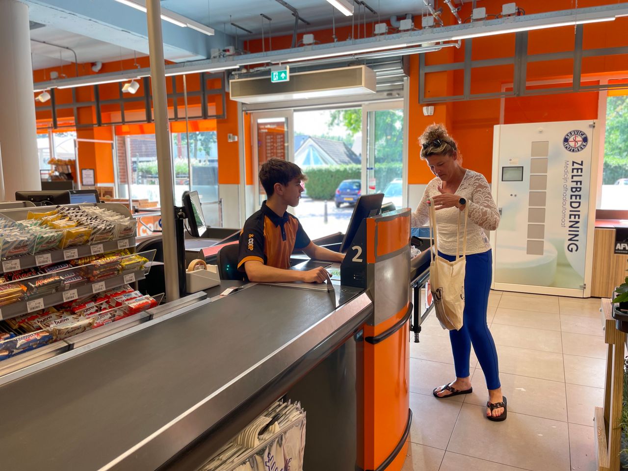 Een praatje bij de kassa (foto: Omroep Brabant).