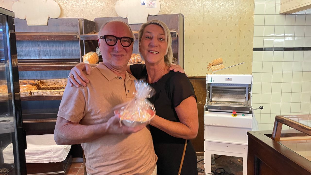 Een klant brengt chocolaatjes als dank (foto: René van Hoof)