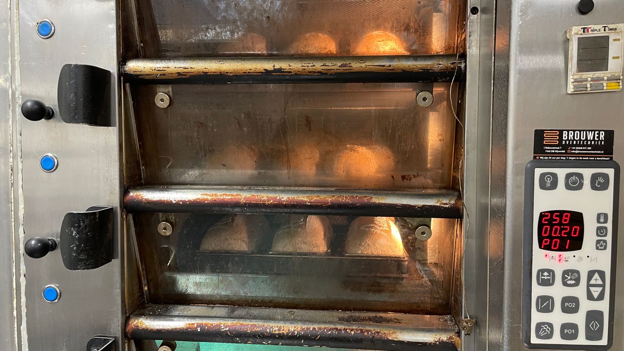 Brood in de oven (foto: René van Hoof) 