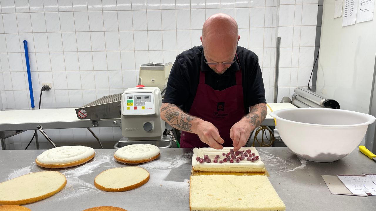 Banket wordt bereid in de bakkerij (foto: René van Hoof).