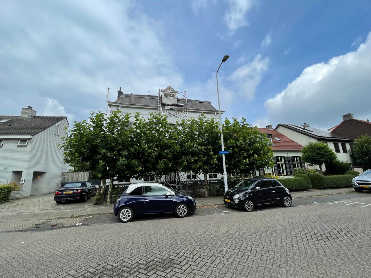 De buitenkant van het huis gaat verscholen achter zomers groen (foto: Raymond Merkx).