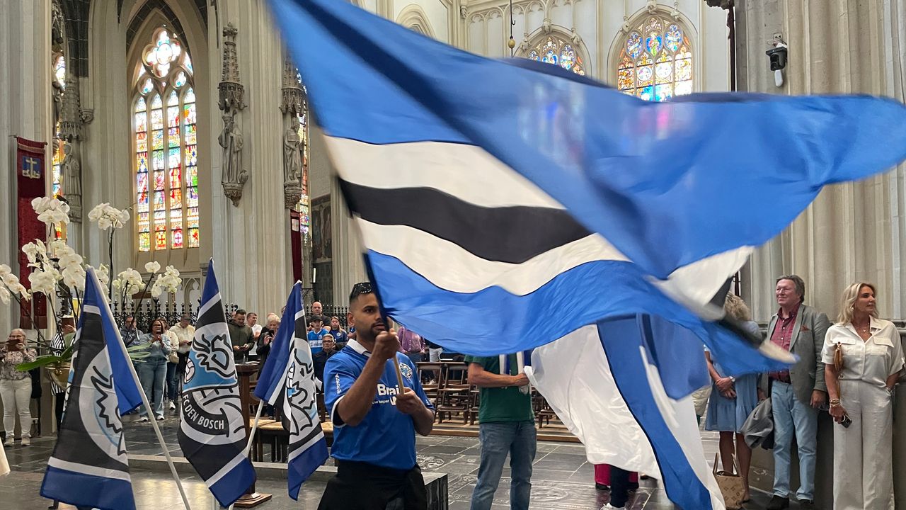 De Sint-Jan kleurt blauw (foto: René van Hoof)