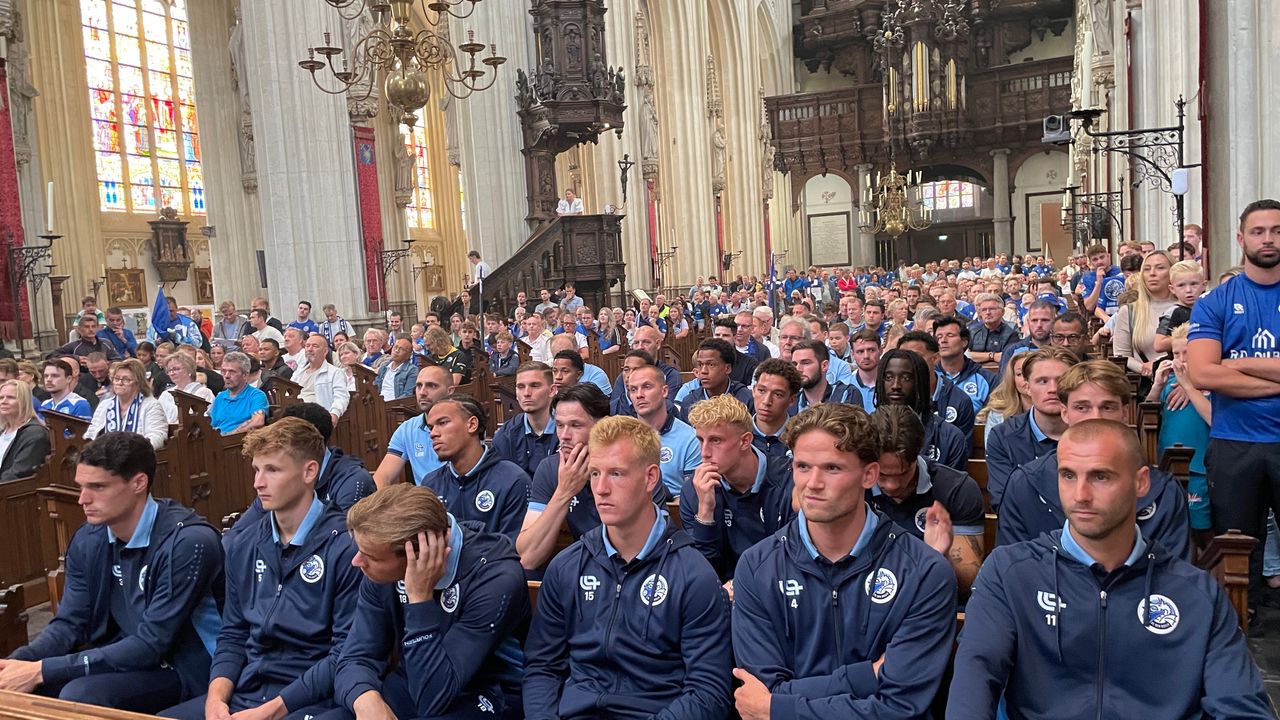 Het elftal van FC Den Bosch in een bomvolle Sint-Jan (foto: René van Hoof)